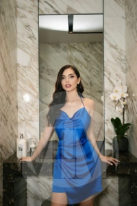 Dubai escort Tessy wearing a silk blue dress